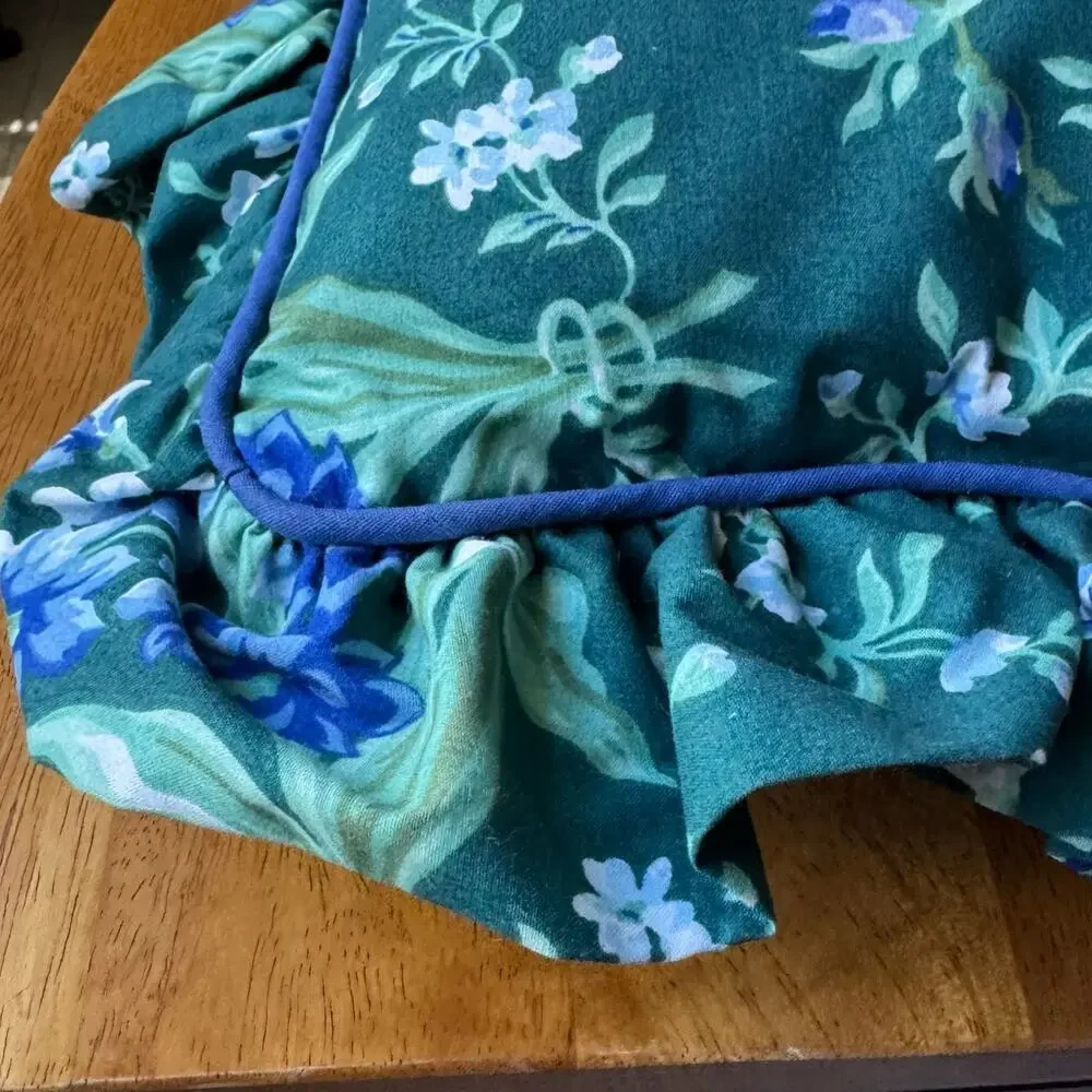 Vintage 90s Cottage Core Green Floral Square Pillow 16